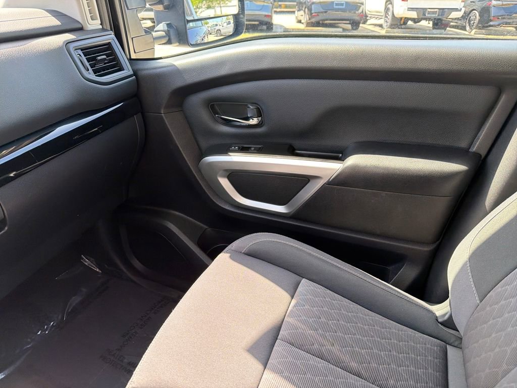 Used 2024 Nissan Titan SV w/ SV Convenience Package image 31