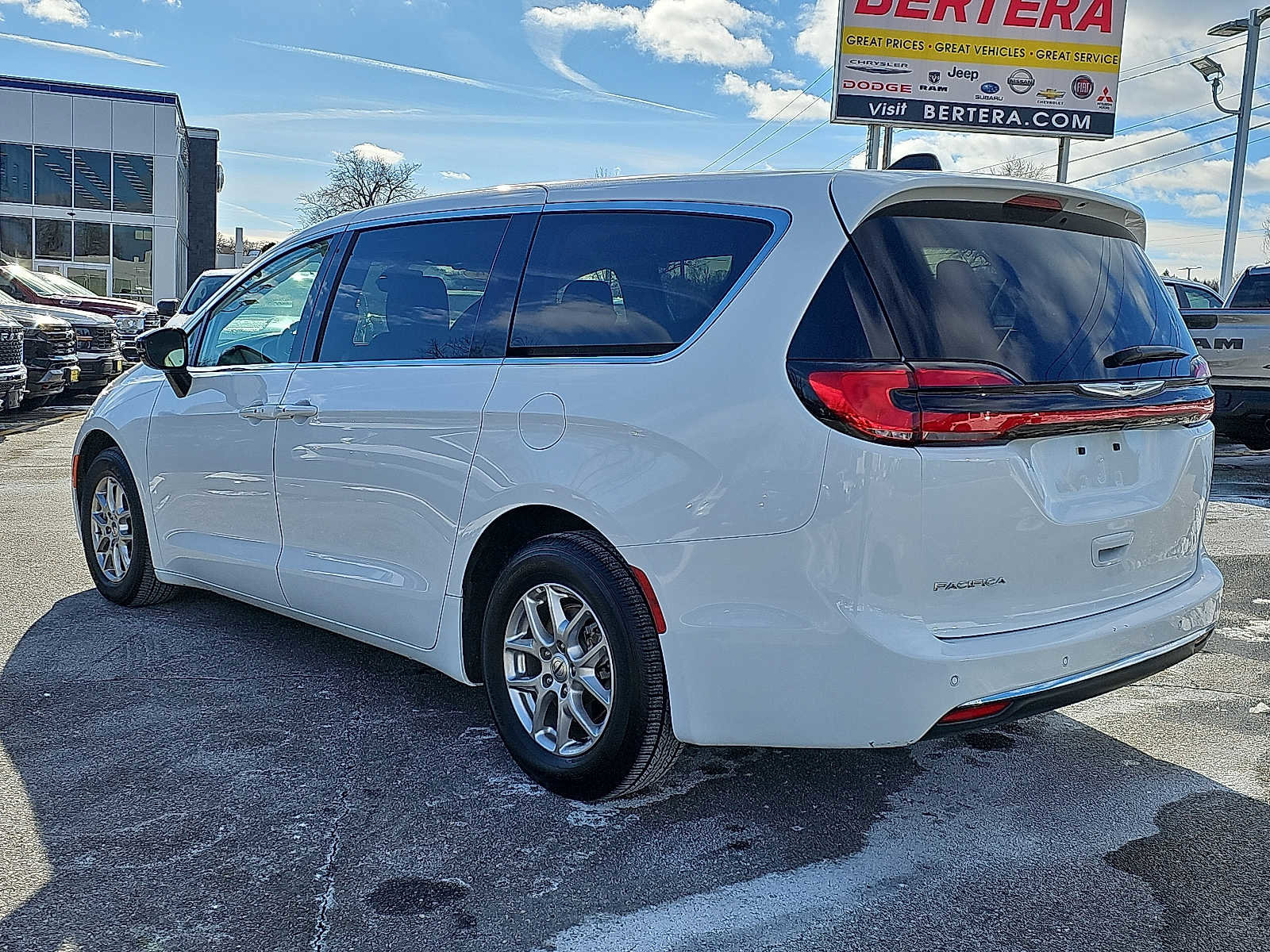 Used 2024 Chrysler Pacifica Touring-L image 4