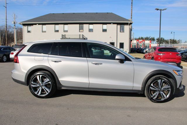 Used 2025 Volvo V60 B5 Cross Country Plus image 6