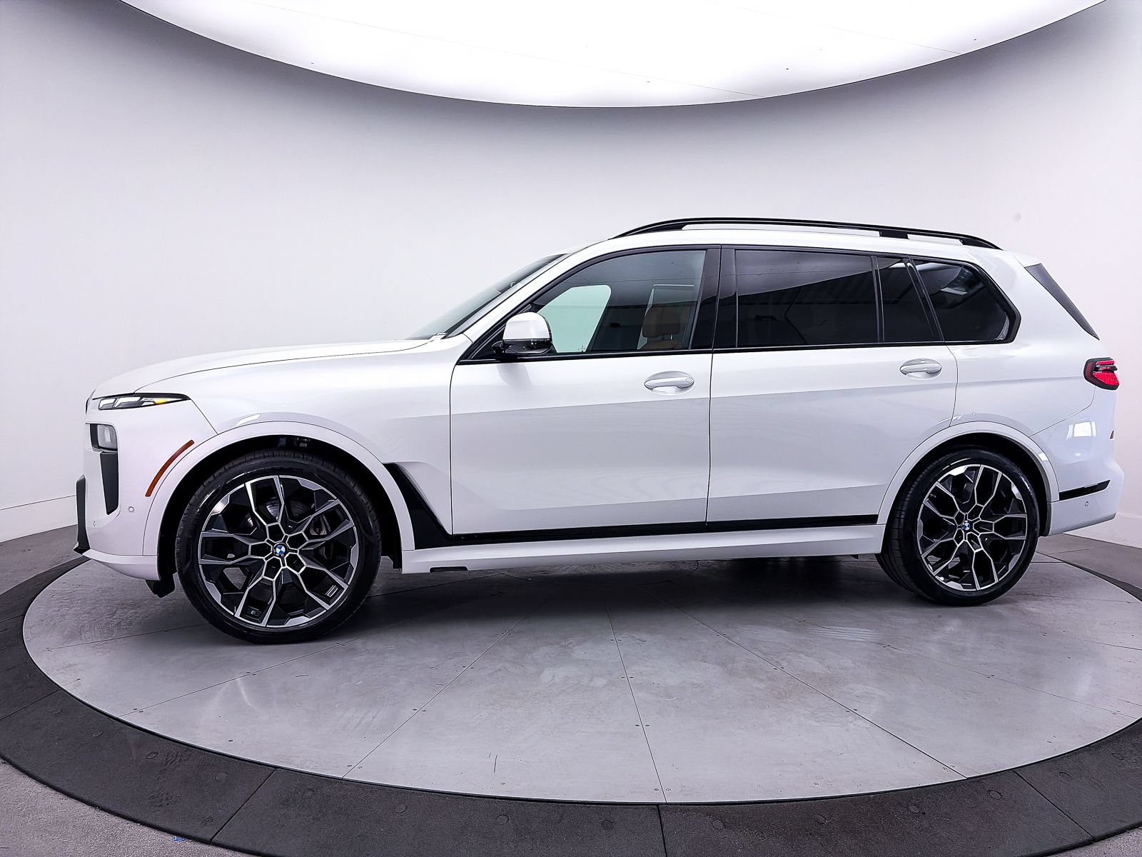 Used 2023 BMW X7 xDrive40i w/ M Sport Package AWD/4WD image 42
