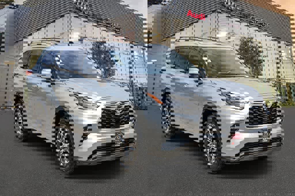 Used 2021 Toyota Highlander XLE image 5