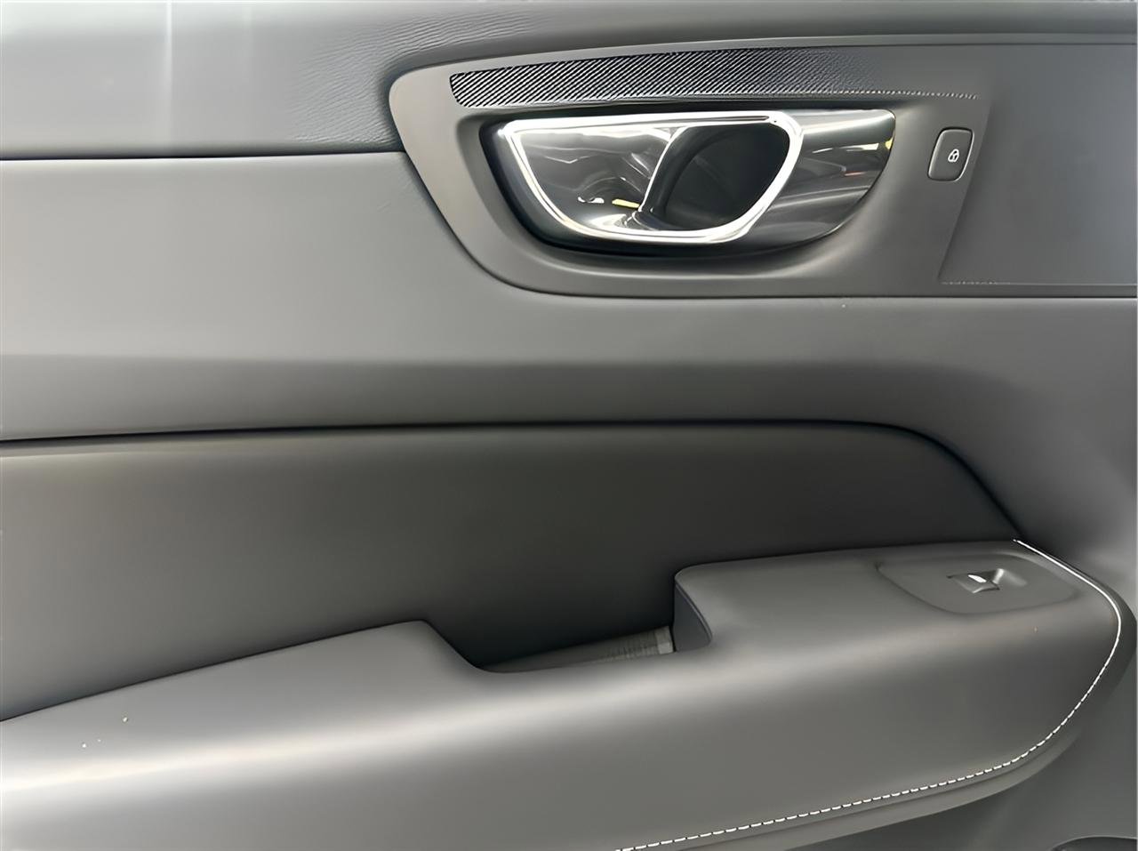 Used 2019 Volvo XC60 T5 R-Design w/ Protection Package Premier AWD/4WD image 9