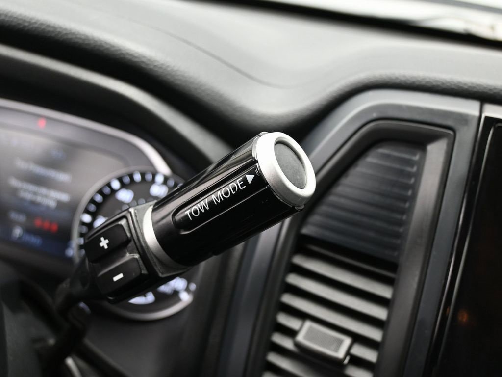 Used 2023 Nissan Titan SV image 23