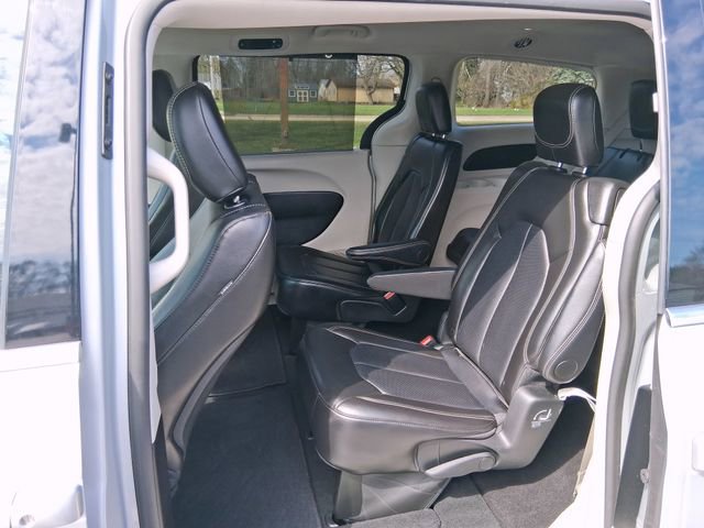 Used 2024 Chrysler Pacifica Touring-L FWD image 20