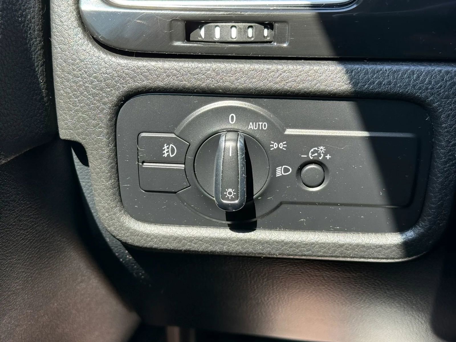 Used 2012 Volkswagen Touareg Sport image 22