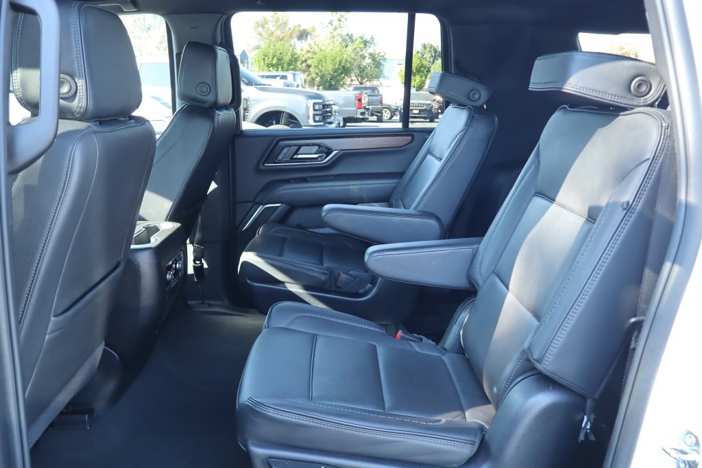 Used 2025 GMC Yukon XL Denali AWD/4WD image 34