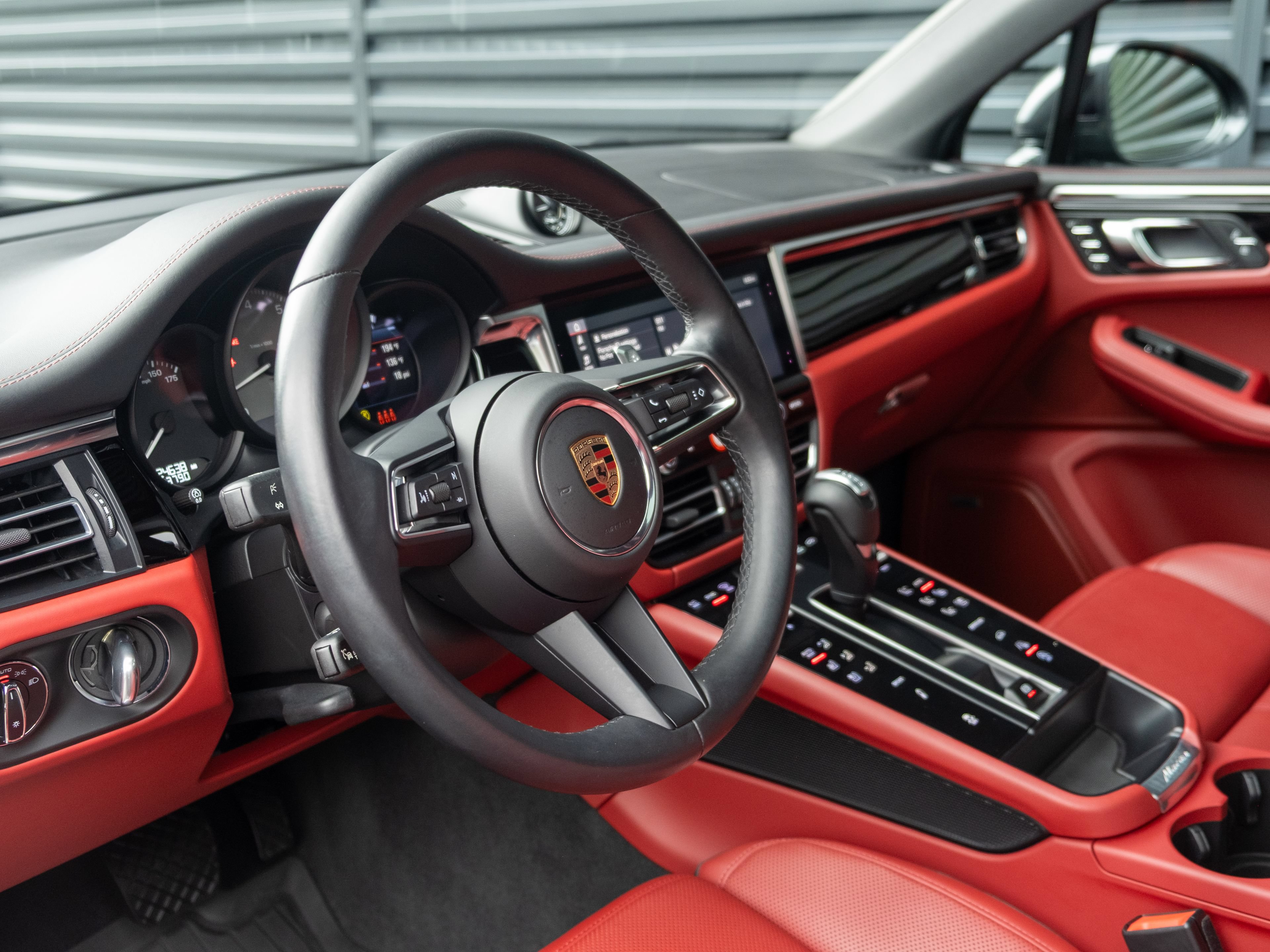 Certified 2024 Porsche Macan S AWD/4WD image 4