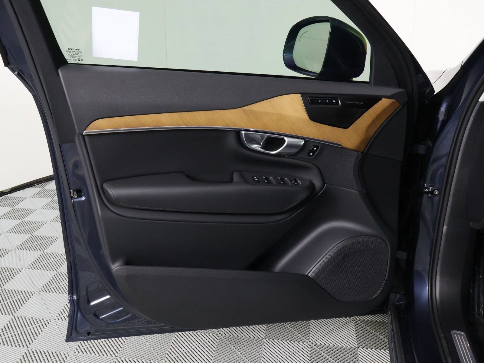 Certified 2023 Volvo XC90 B6 Plus AWD/4WD image 17