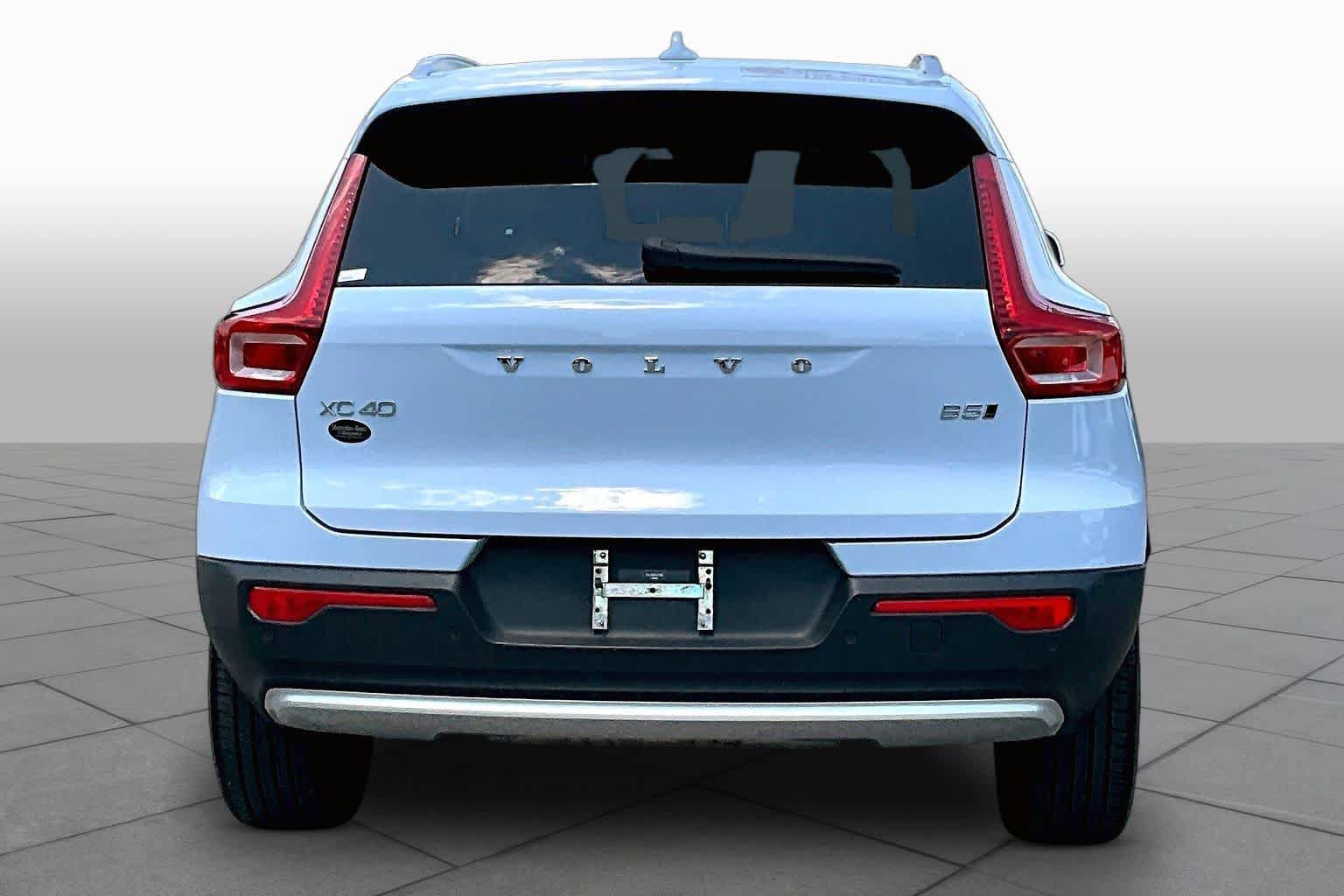Used 2024 Volvo XC40 B5 Plus AWD/4WD image 5