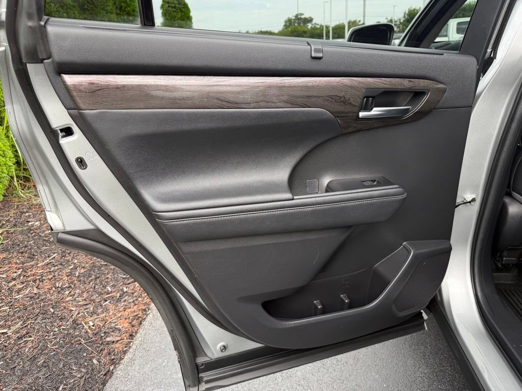 Used 2023 Toyota Highlander Platinum AWD/4WD image 33