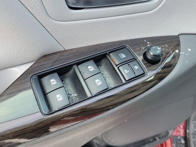 Used 2018 Toyota Sienna XLE image 11