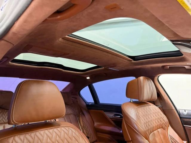 Used 2018 BMW 750i xDrive image 32