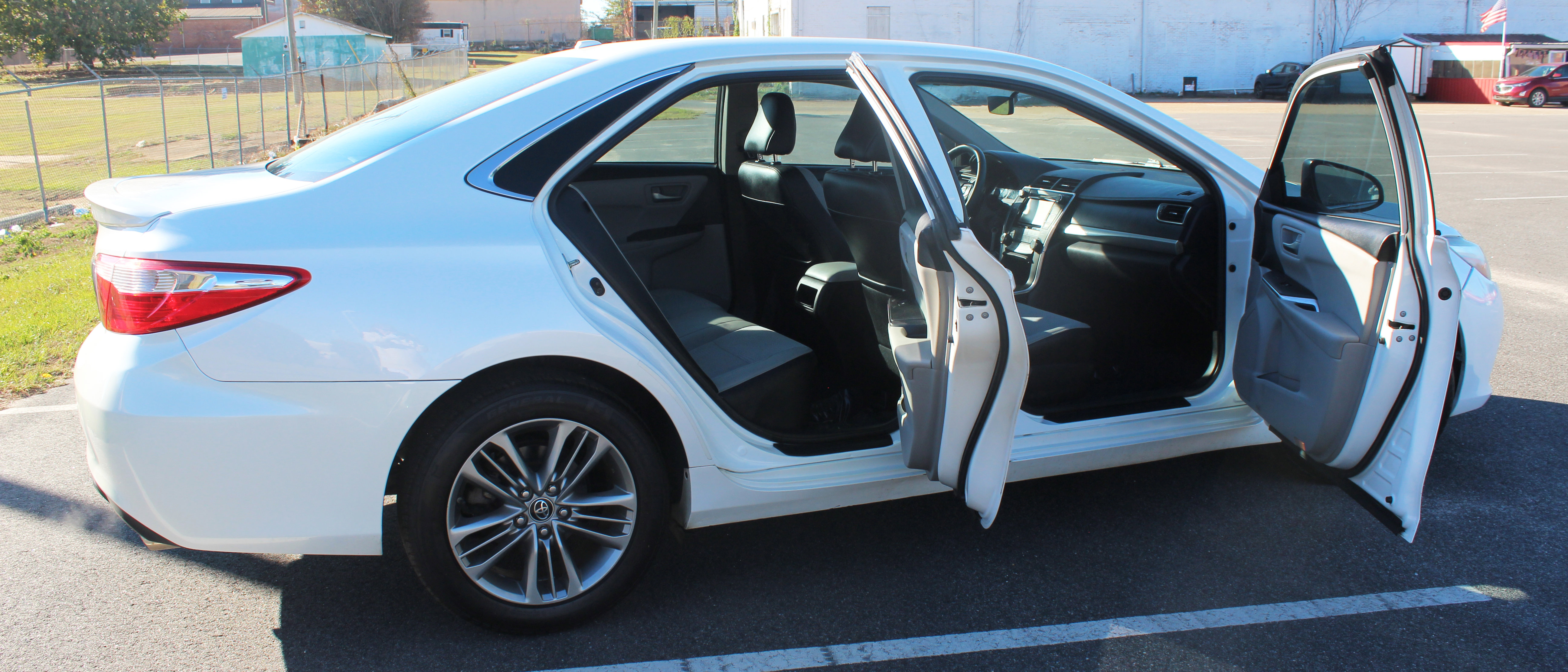Used 2017 Toyota Camry SE w/ Moonroof Package image 11