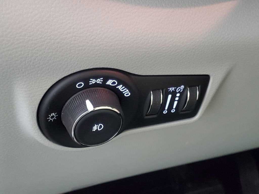 Used 2022 Jeep Compass Limited image 14