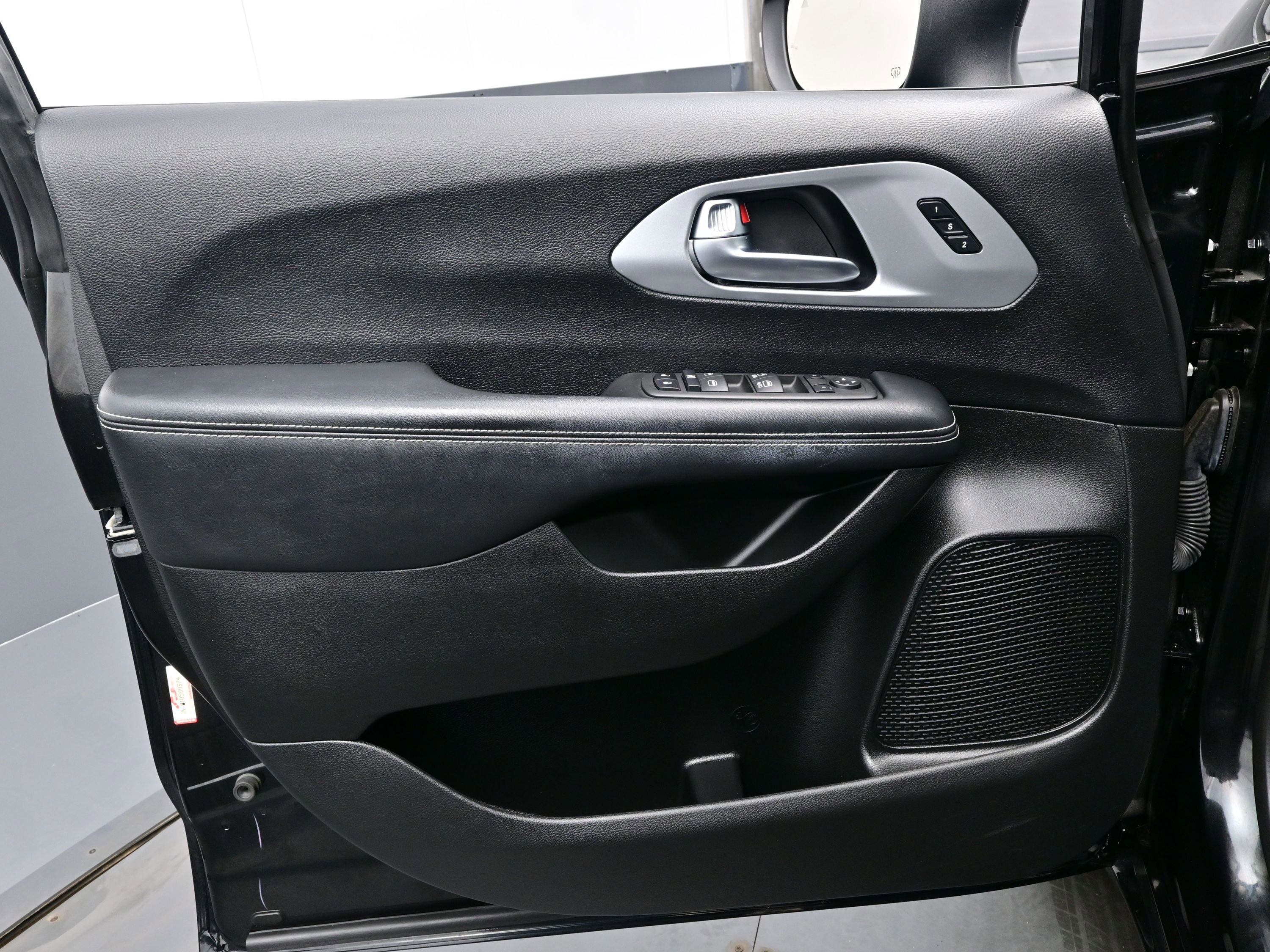 Used 2023 Chrysler Pacifica Touring-L w/ S Appearance Package image 9