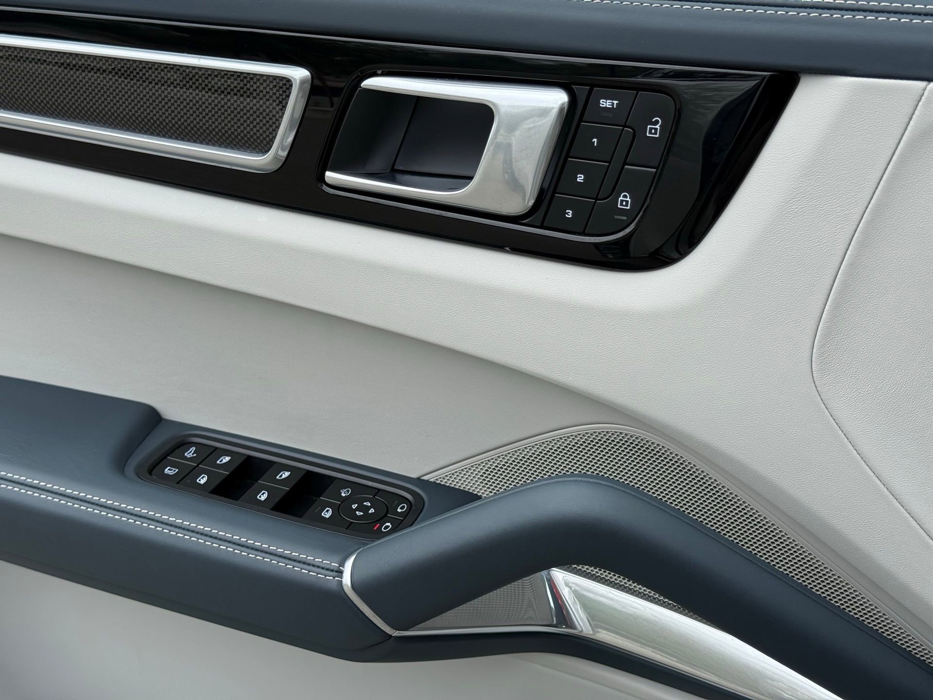 Certified 2022 Porsche Cayenne Turbo S AWD/4WD image 28