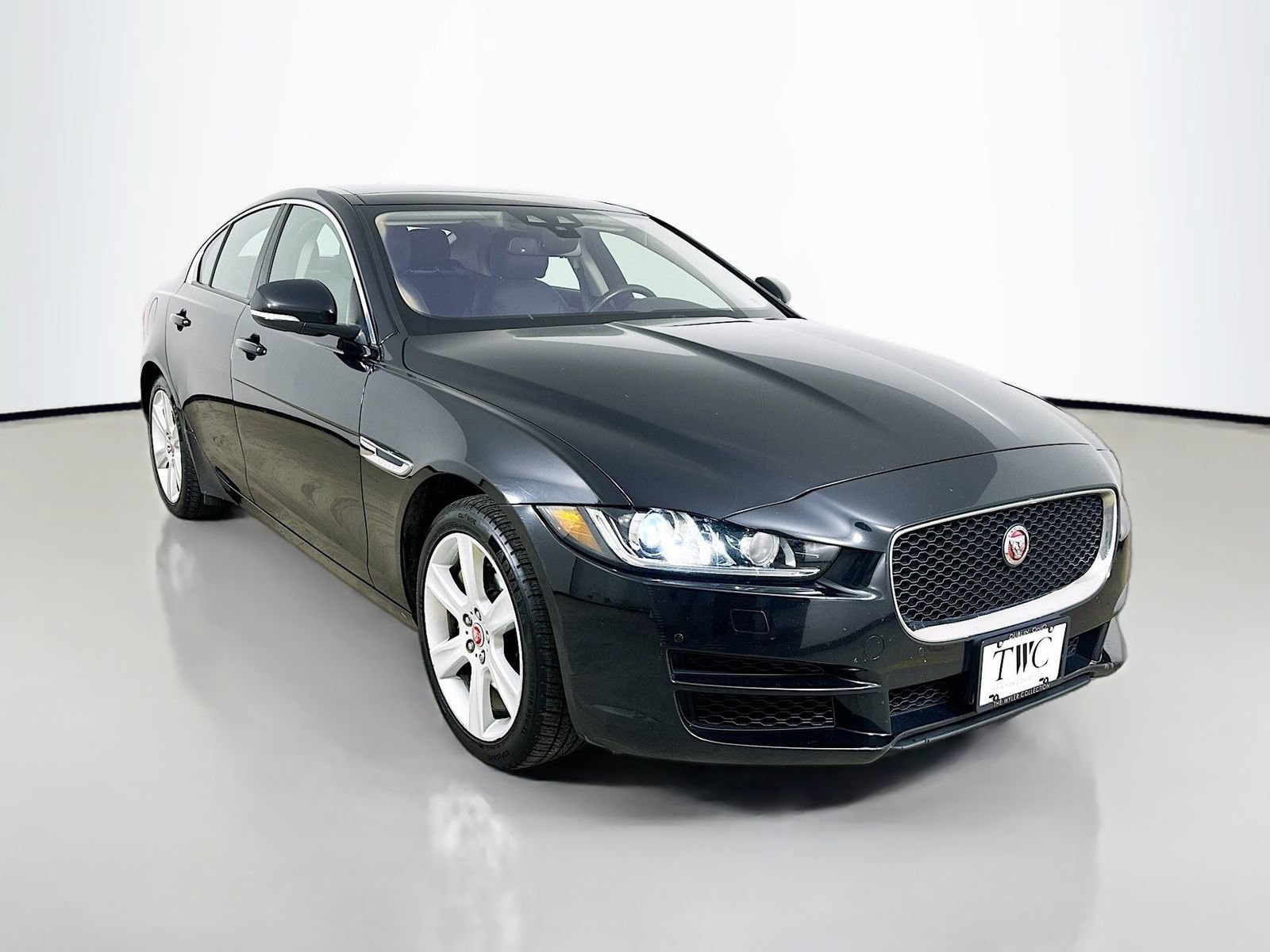Used 2018 Jaguar XE Premium AWD/4WD image 3