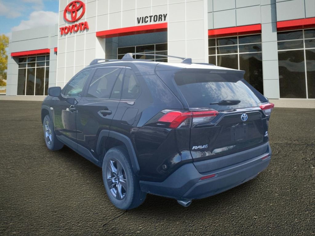 Used 2022 Toyota RAV4 LE AWD/4WD image 5