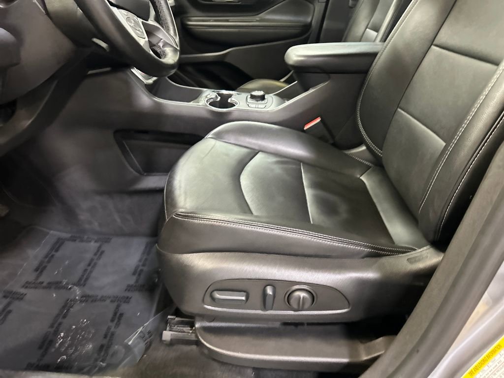 Used 2024 GMC Terrain SLT image 24