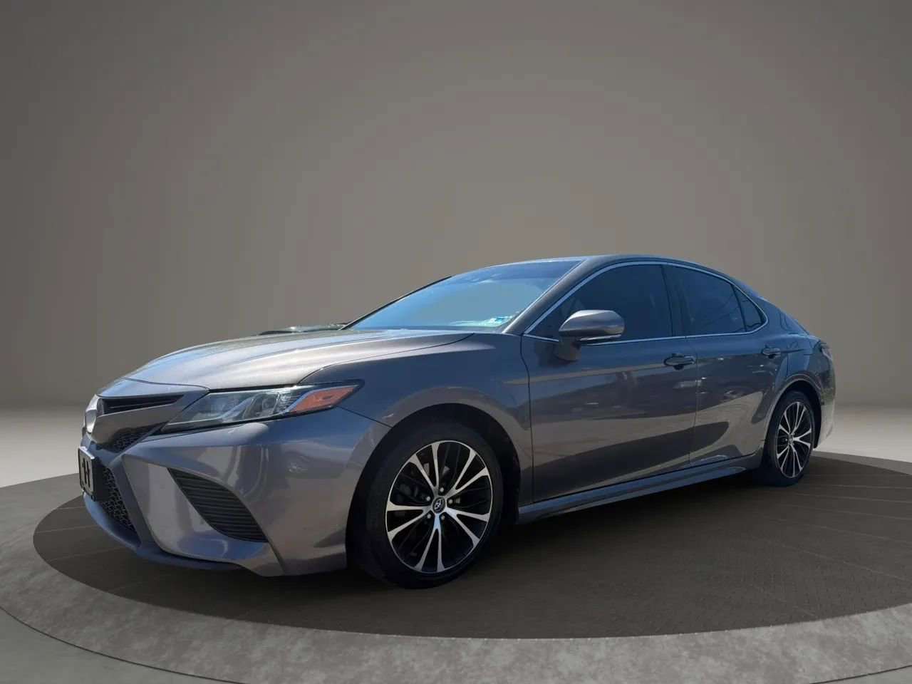 Used 2018 Toyota Camry SE w/ Convenience Package FWD image 2