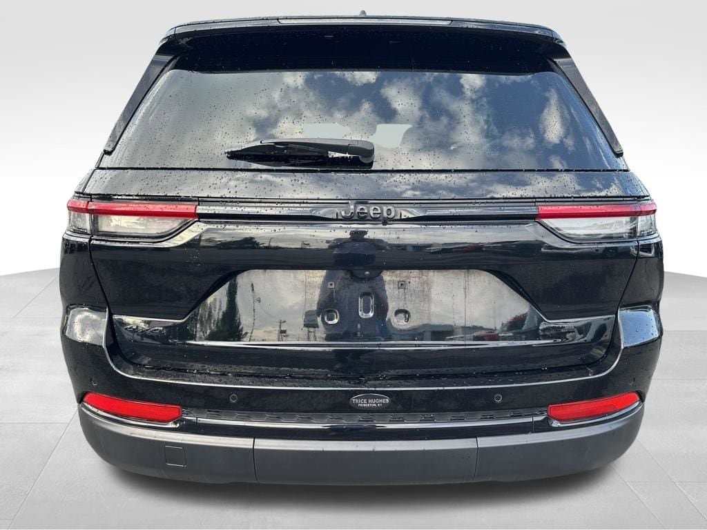 Used 2024 Jeep Grand Cherokee Altitude AWD/4WD image 10