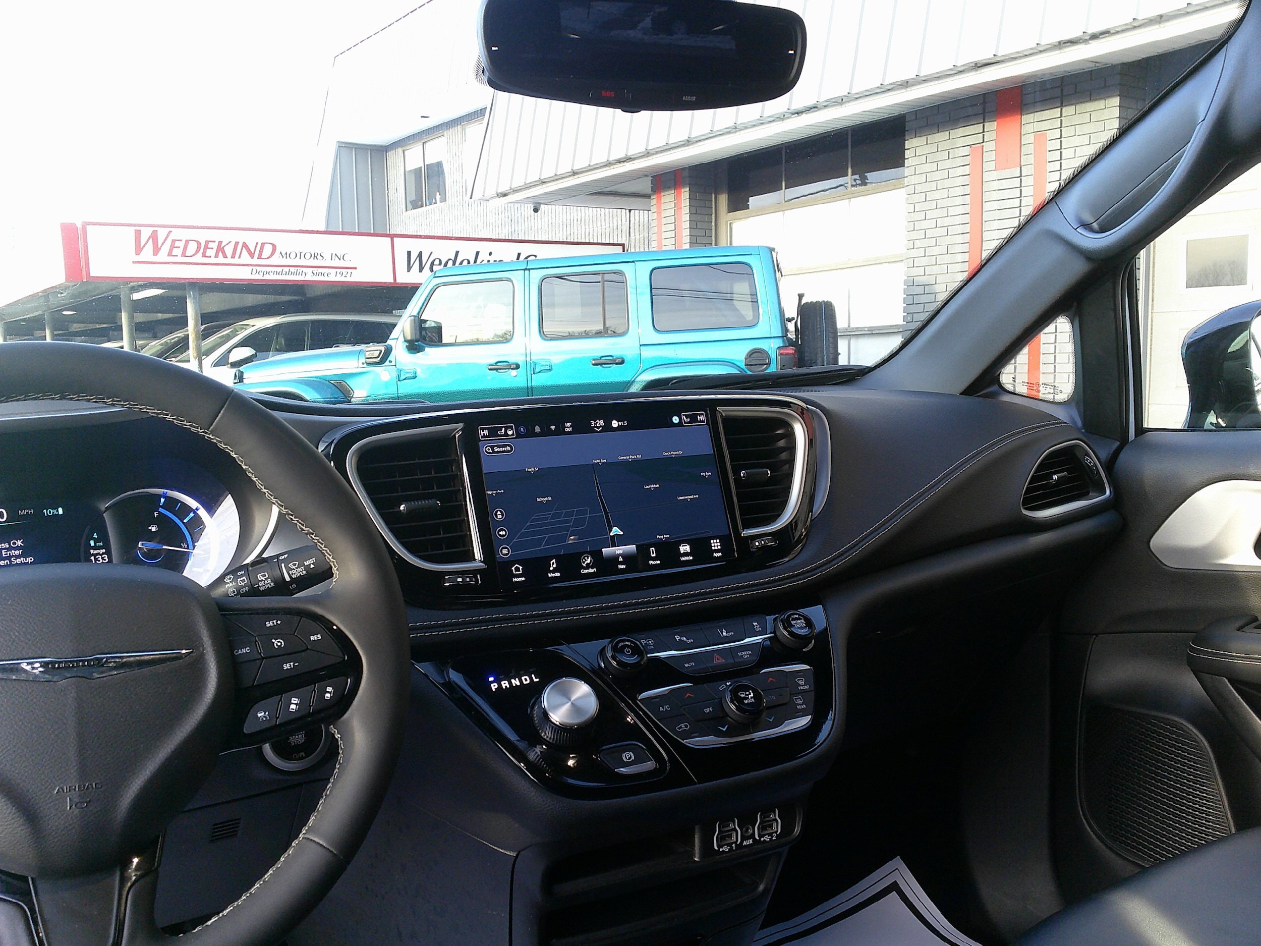 Used 2024 Chrysler Pacifica Select image 24