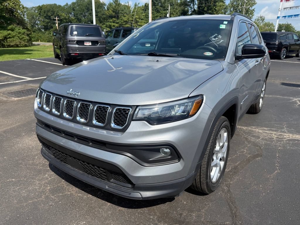 Used 2024 Jeep Compass Latitude AWD/4WD image 8