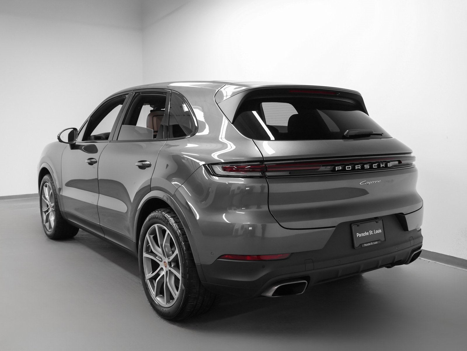 Used 2025 Porsche Cayenne image 3