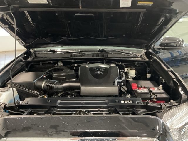 Used 2018 Toyota Tacoma SR5 AWD/4WD image 28