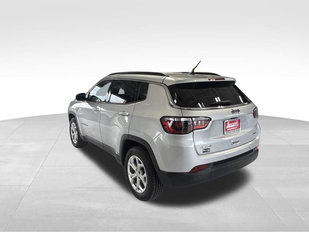 Used 2024 Jeep Compass Latitude AWD/4WD image 3