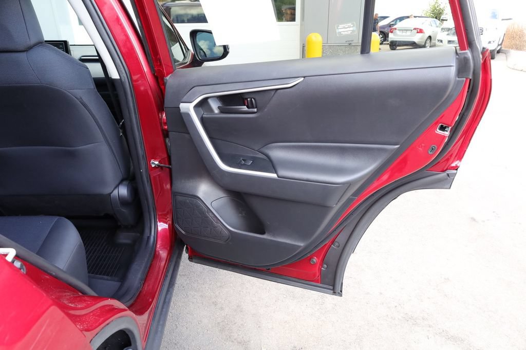 Certified 2021 Toyota RAV4 LE AWD/4WD image 18