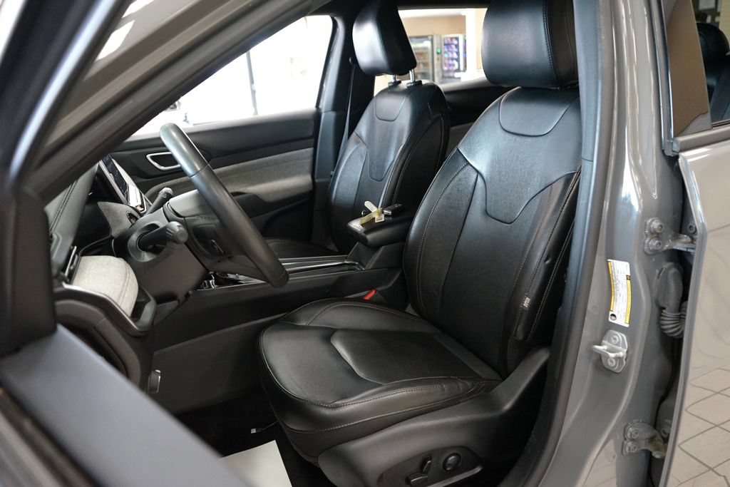Used 2023 Jeep Compass Latitude AWD/4WD image 2