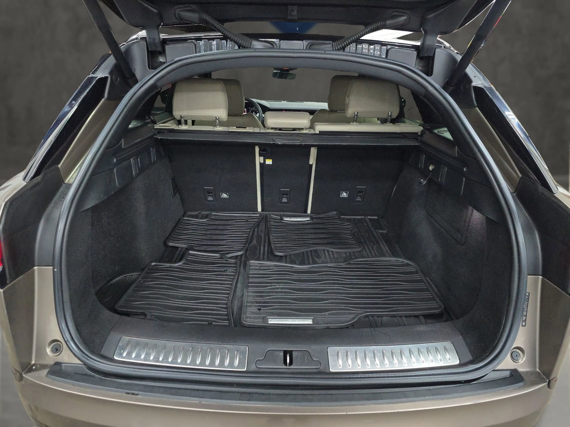 Used 2018 Land Rover Range Rover Velar R-Dynamic SE image 12