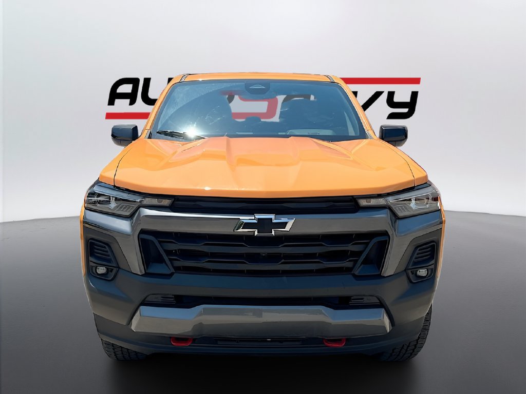 Used 2025 Chevrolet Colorado Z71 w/ Technology Package AWD/4WD image 2