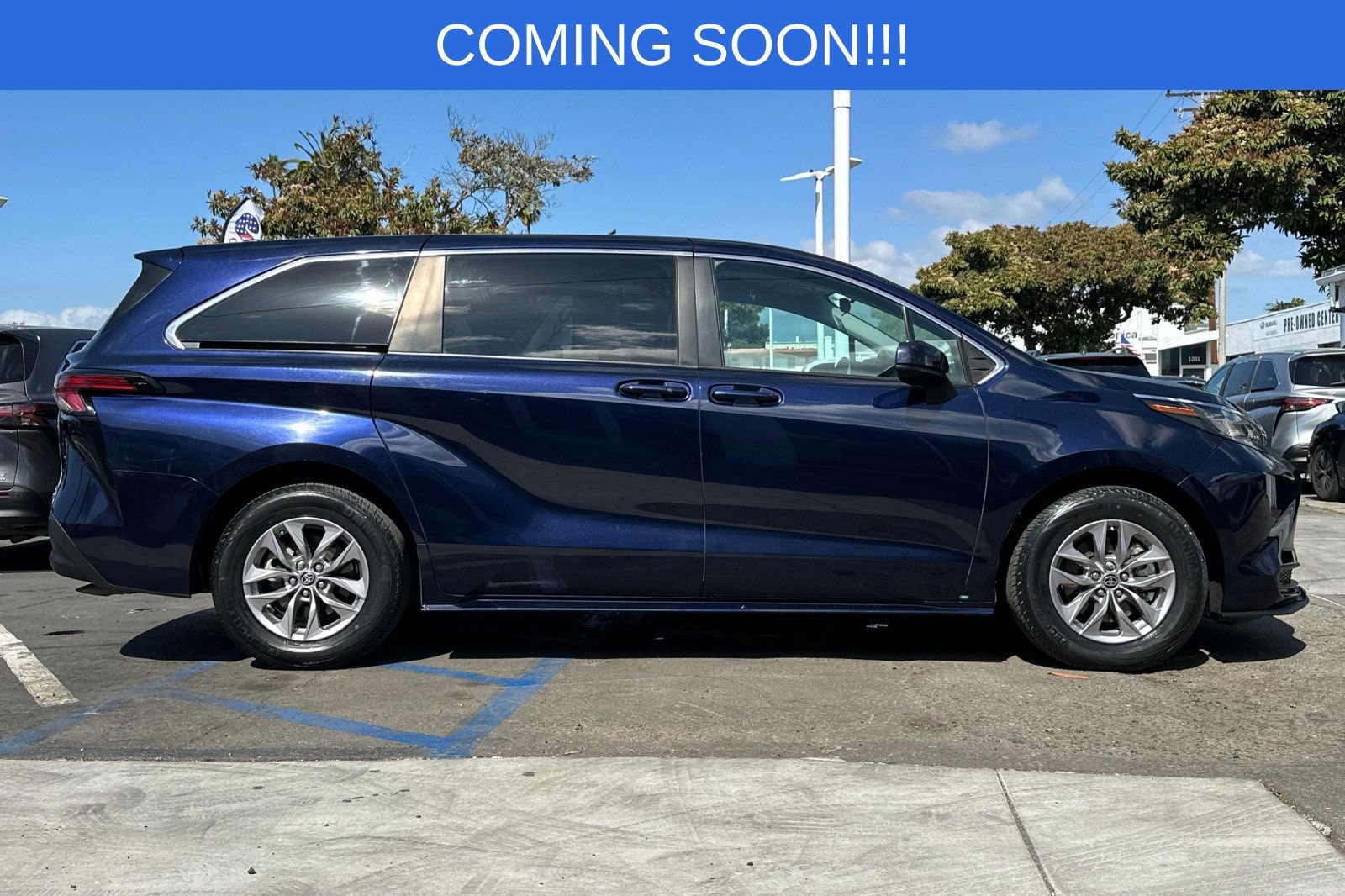 Used 2022 Toyota Sienna LE FWD image 3