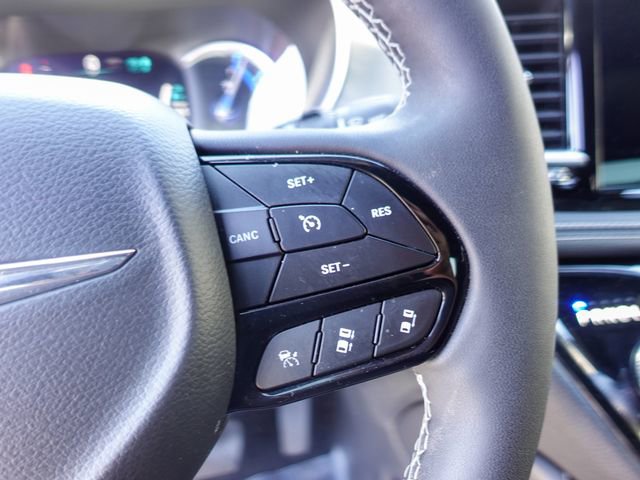 Used 2023 Chrysler Pacifica Limited w/ Uconnect Theater Family Group FWD image 14