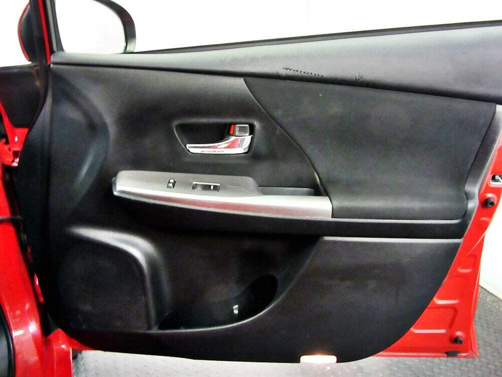 Used 2017 Toyota Prius V Two image 12