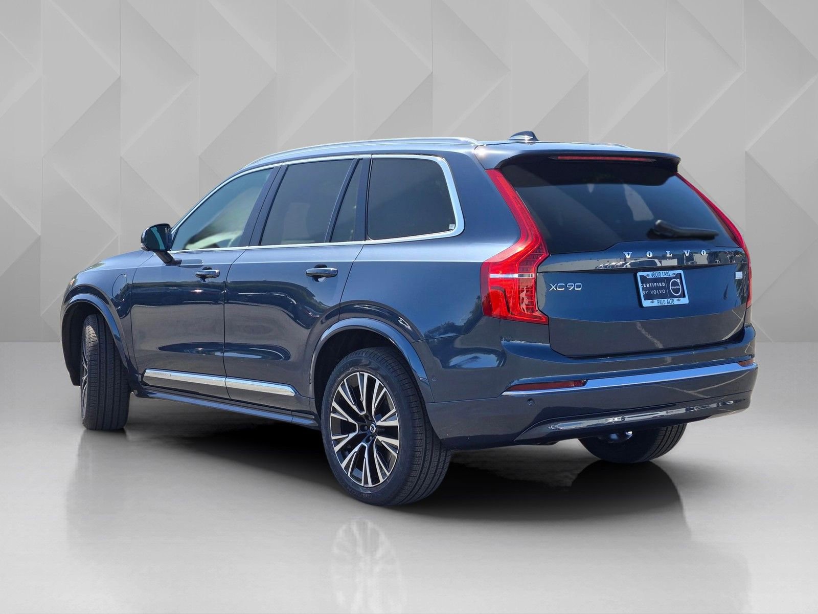 Certified 2024 Volvo XC90 T8 Plus AWD/4WD image 4