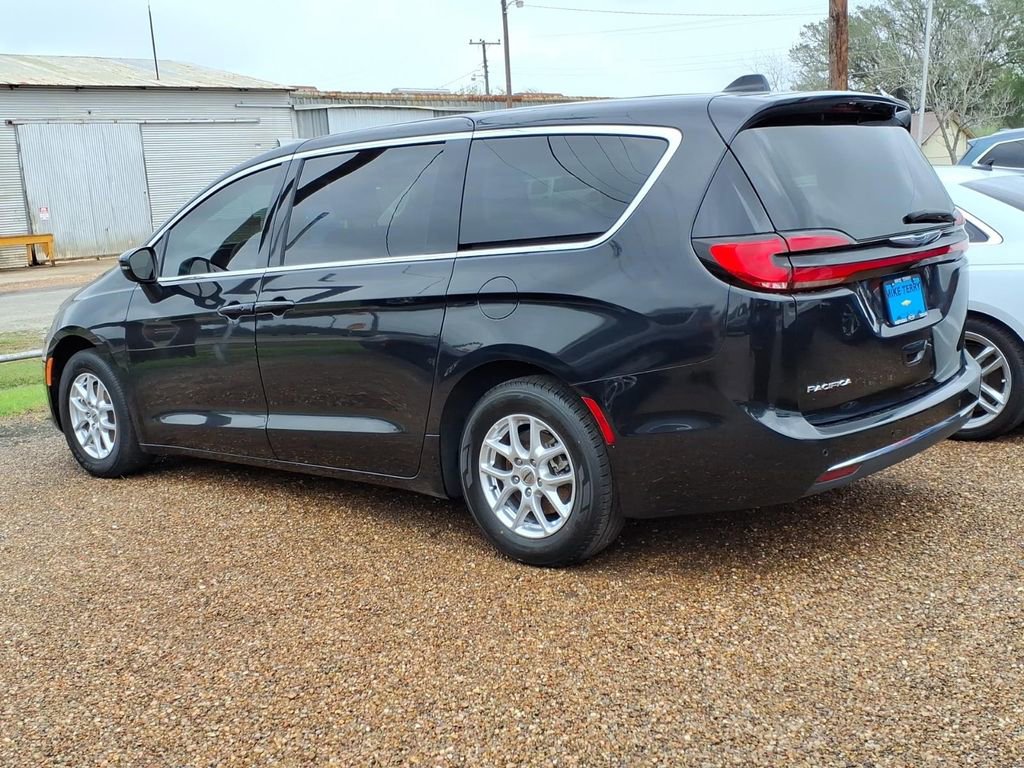 Used 2023 Chrysler Pacifica Touring-L image 3