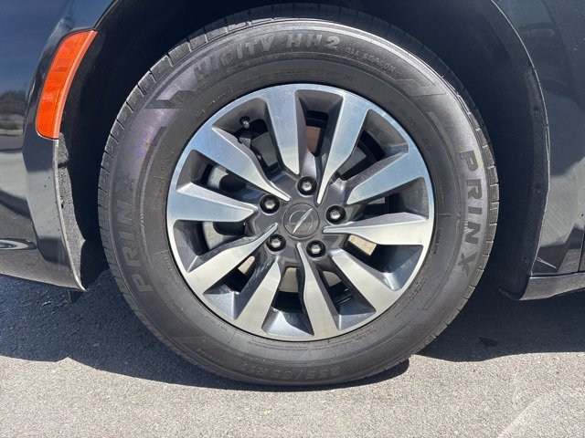 Used 2023 Chrysler Pacifica Touring-L image 4
