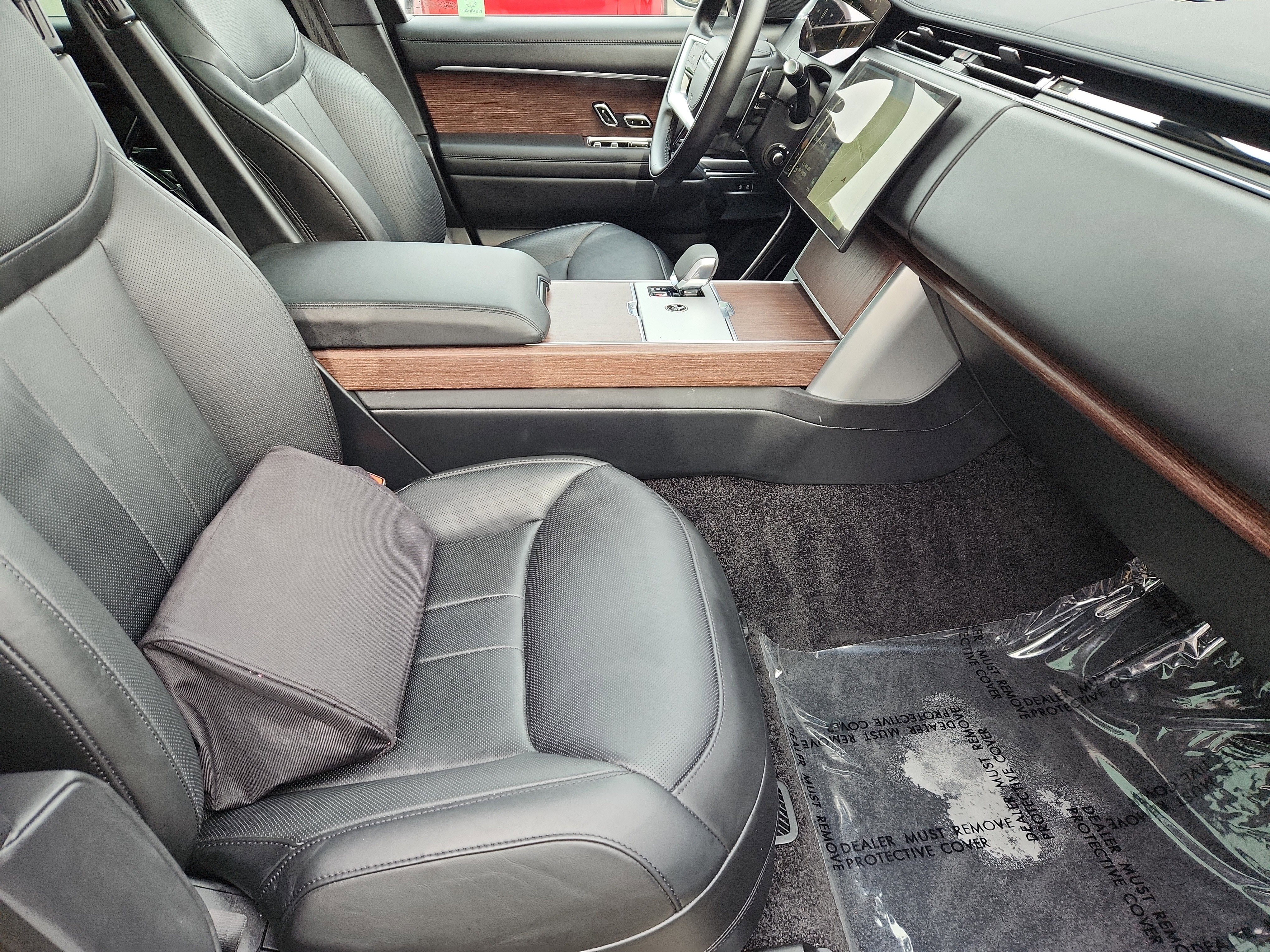 Used 2024 Land Rover Range Rover SE image 3