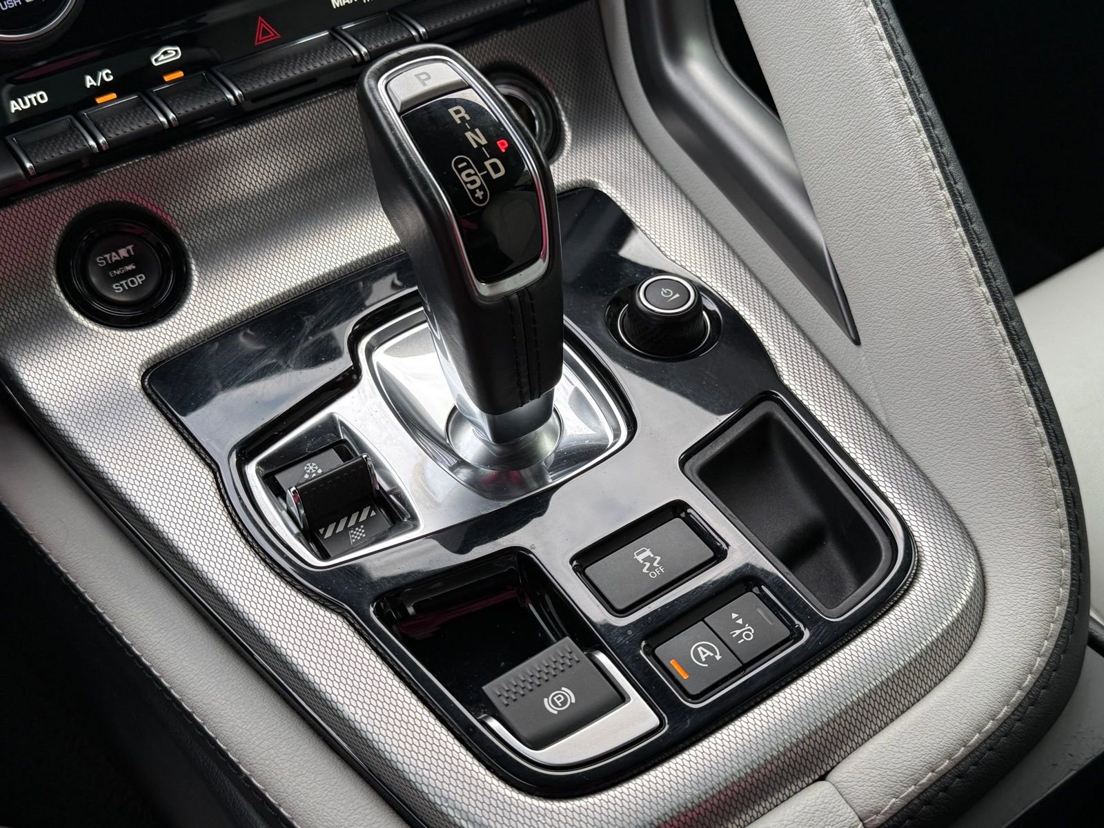 Used 2017 Jaguar F-TYPE Coupe RWD image 31