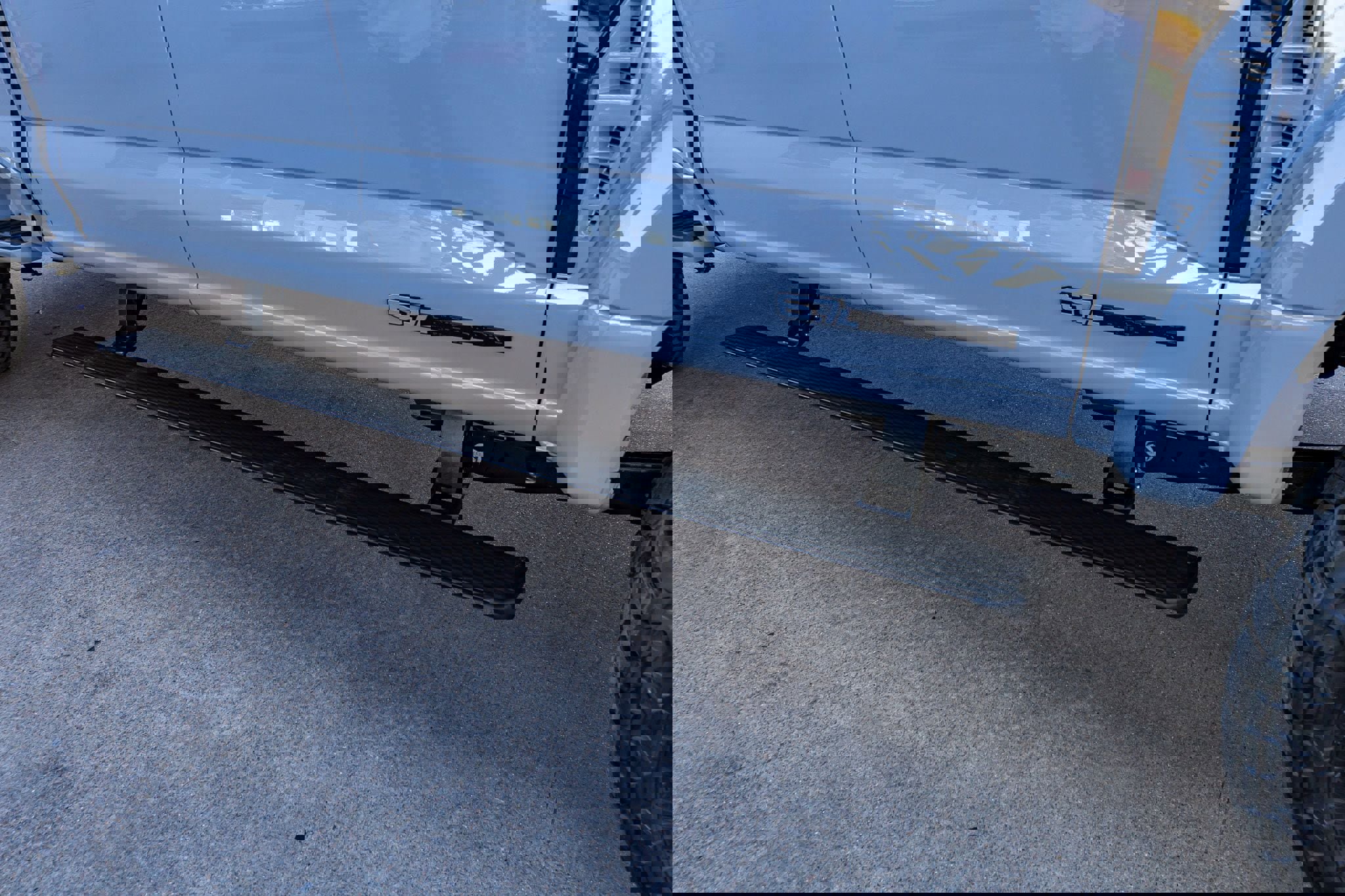 Used 2025 Ford F450 Platinum w/ FX4 Off-Road Package image 13