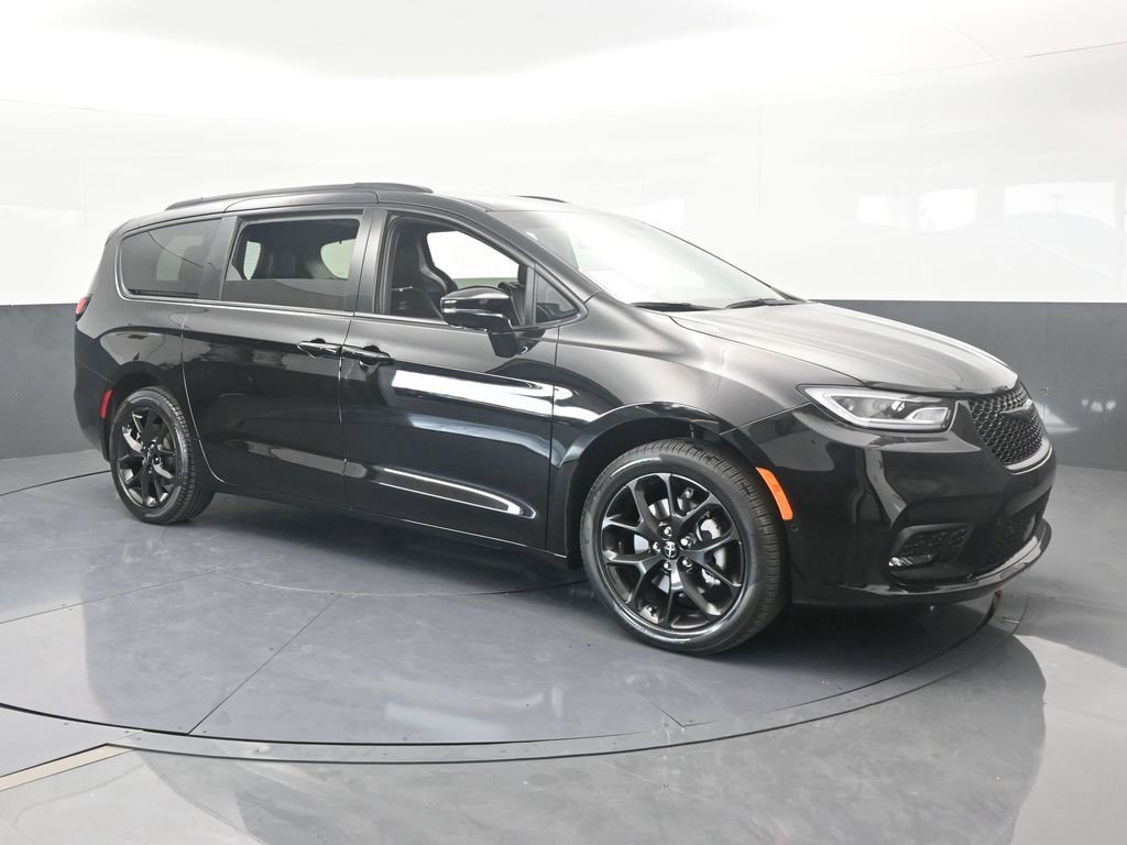 Used 2024 Chrysler Pacifica Limited w/ S Appearance Package image 8