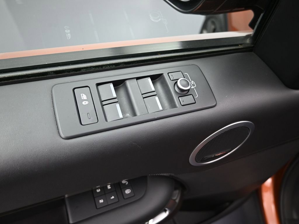 Used 2018 Land Rover Discovery HSE image 12