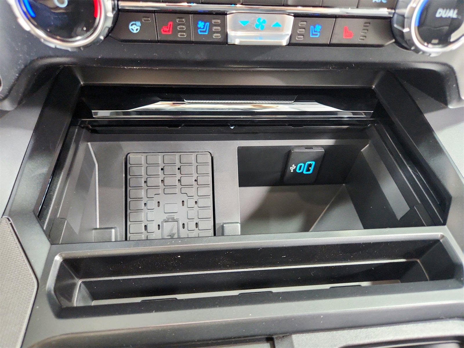 New 2026 Ford F350 Lariat w/ Black Appearance Package image 29