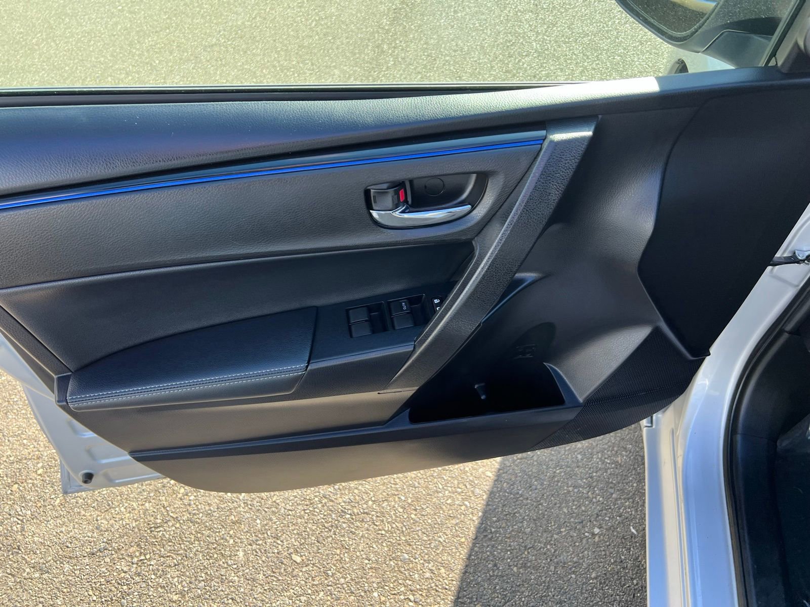 Used 2017 Toyota Corolla SE w/ Carpet Mat Package (TMS) FWD image 18