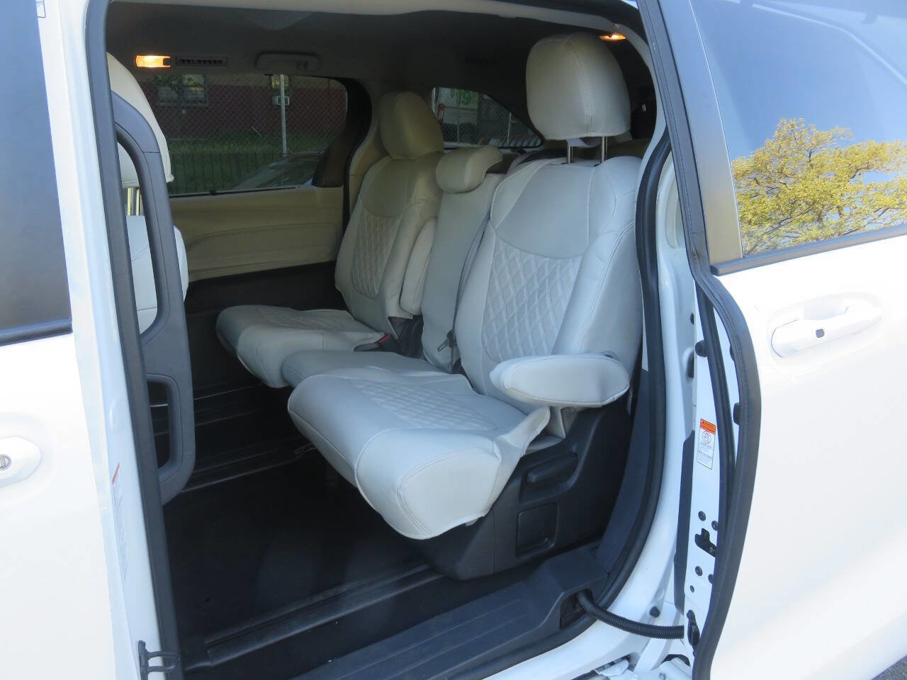 Used 2022 Toyota Sienna LE AWD/4WD image 18