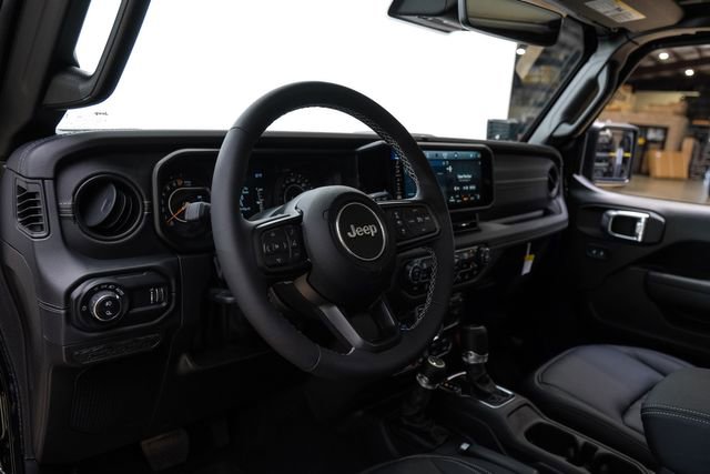 Used 2025 Jeep Gladiator Rubicon w/ Safety Group AWD/4WD image 14