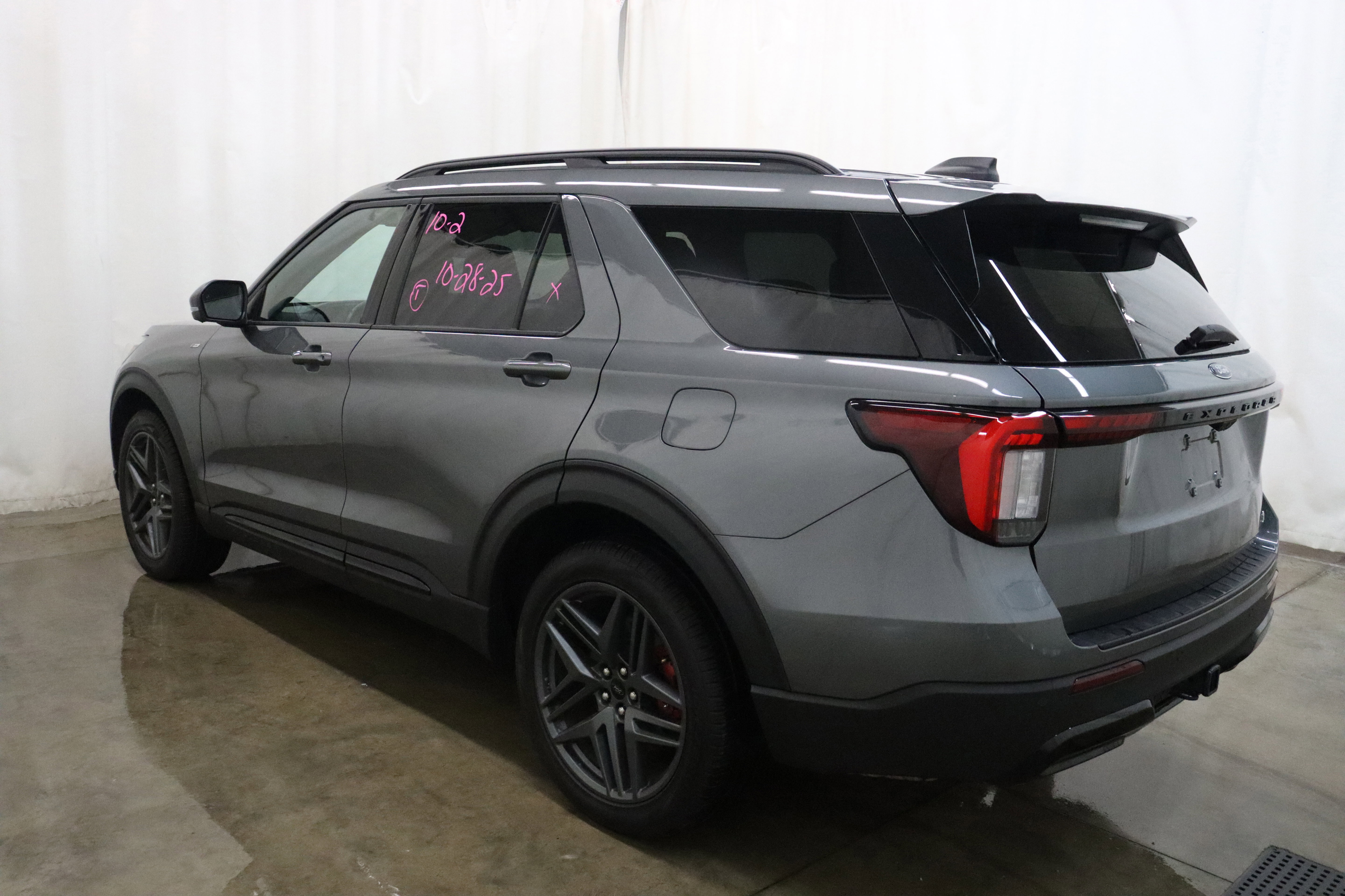 Used 2025 Ford Explorer ST-Line w/ ST-Line Street Pack image 4